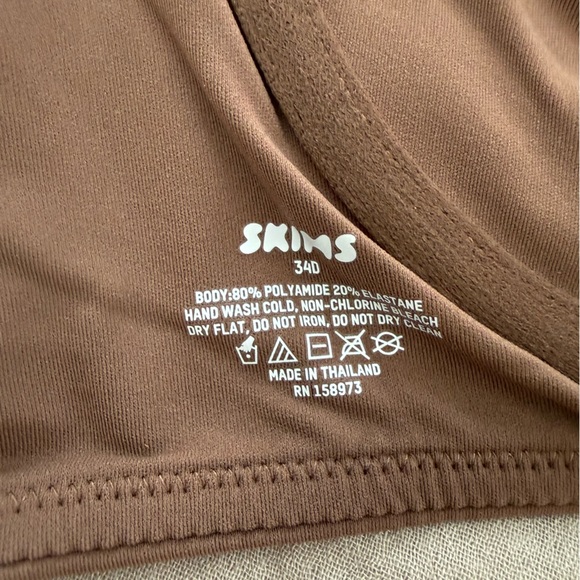 SKIMS Chocolate Underwire Bra - Picture 4 of 4